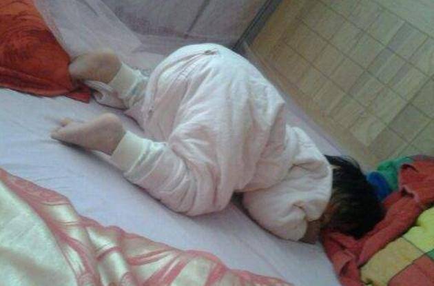 宝宝|父母请别过多干涉宝宝“趴睡”需要制止吗？若是超过一特定月龄