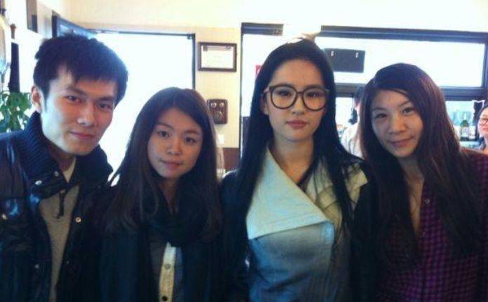 刘亦菲和路人合影气质十足果然是仙女姐姐