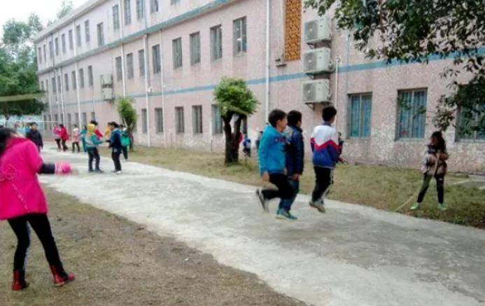 这部分孩子是农村学校的主力军,因为常年没有父母陪伴,没有任何家庭