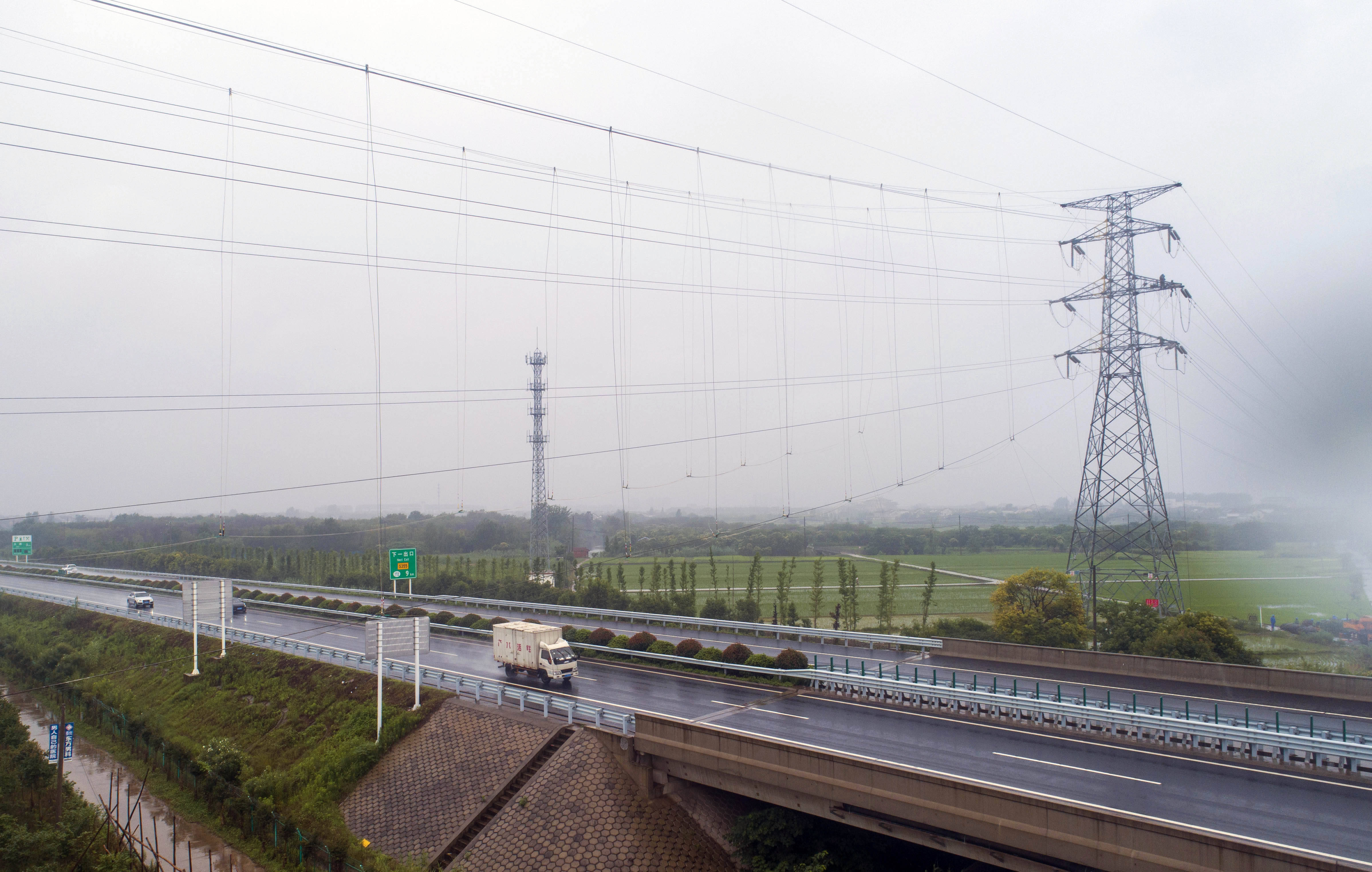 对220千伏同塔架设双回海白,海巷线路进行交跨阜溧高速公路升级改造