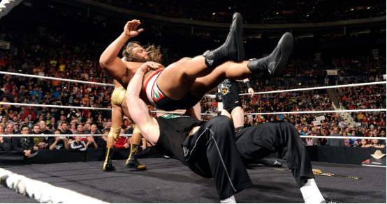 贵阳一外卖小哥被当街暴打，打人者很嚣张，原