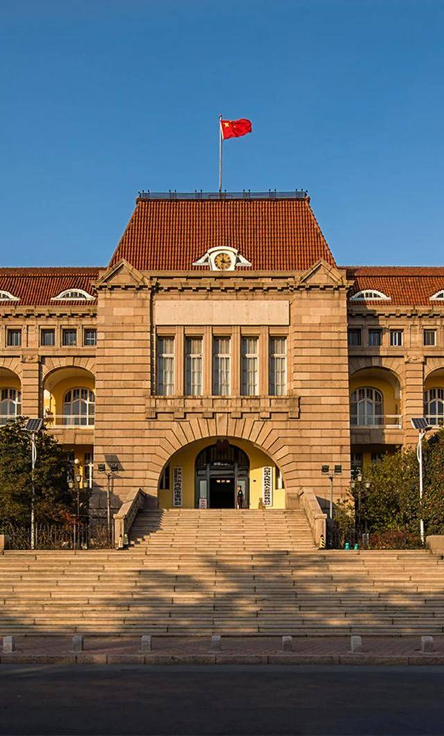 在这里山海景色,一览无余 1903年由德国商人和银行家合资的青岛饭店