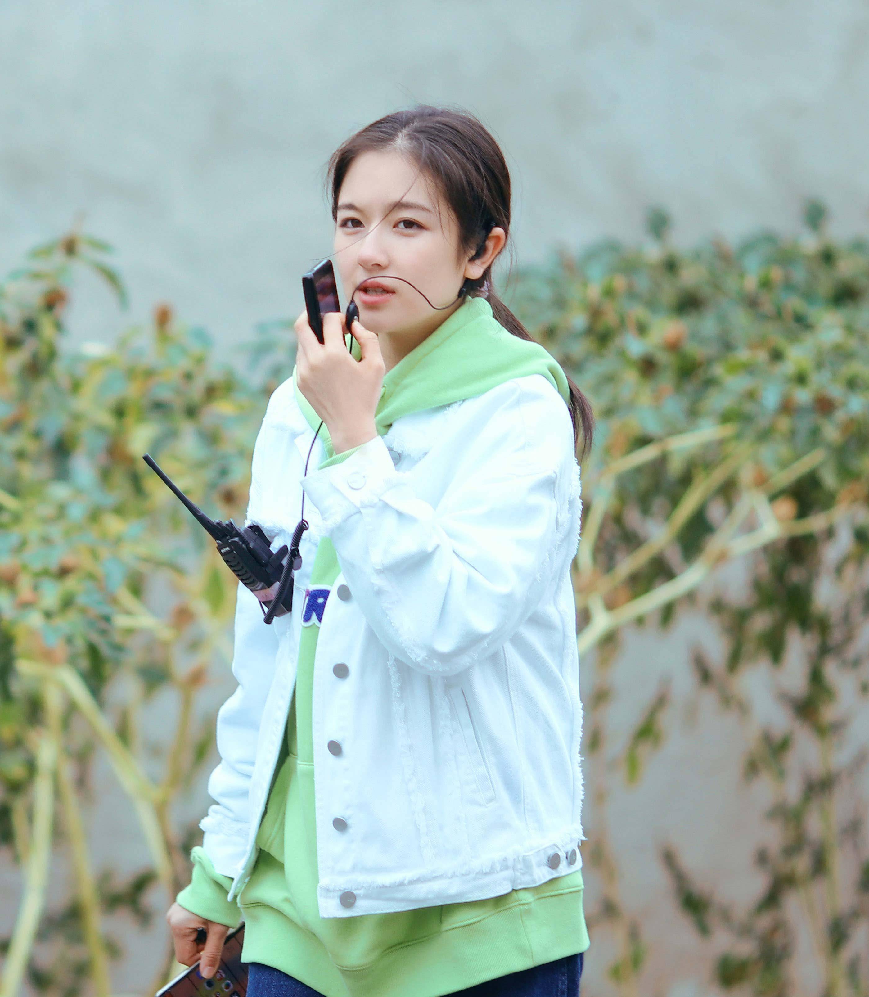 李兰迪波点裙穿成邻家小妹,看到小腿网友都不淡定了:粗得很真实