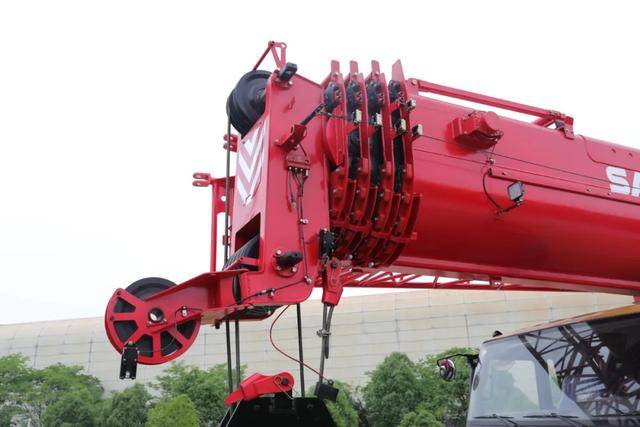 而stc900t使用伸缩臂速度更快,作业效率更高的绳排结构,全伸主臂只需