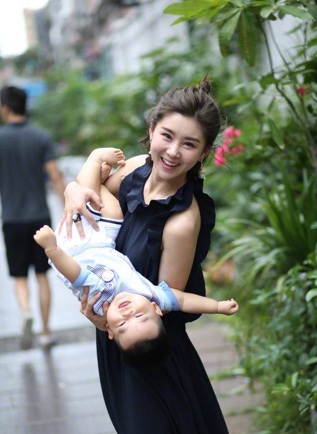 原创辣妈李小萌太美了,穿荷叶边连衣裙配丸子头,少女气质藏不住