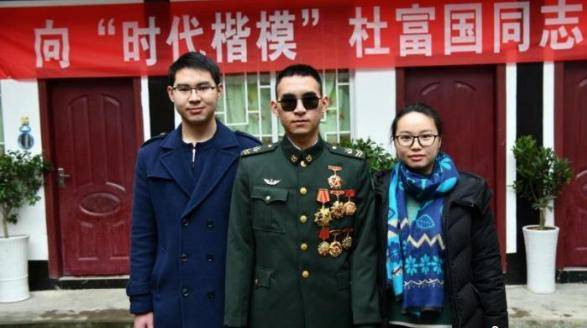 原创一门四杰，大哥在任务中失去双手双眼，弟弟继承衣钵妹妹前线抗疫