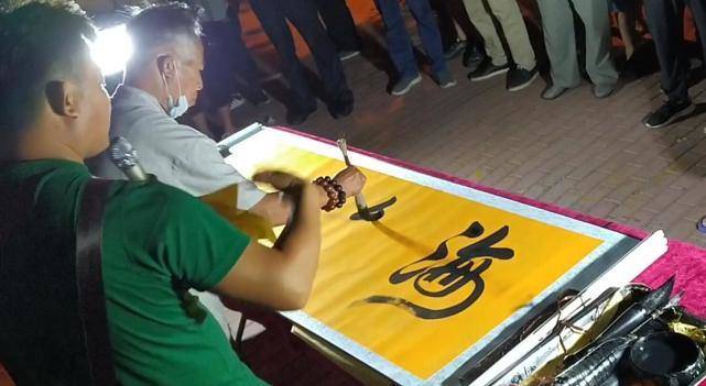 国家一级书法家青岛街头摆地摊,一幅作品卖100元,市民纷纷收藏