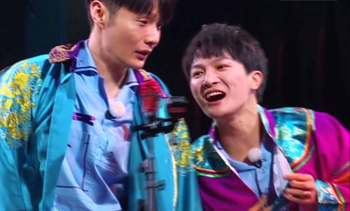 《青春环游记2》周深衣服再遭调侃,深宝在衣服上面的梗是硬伤