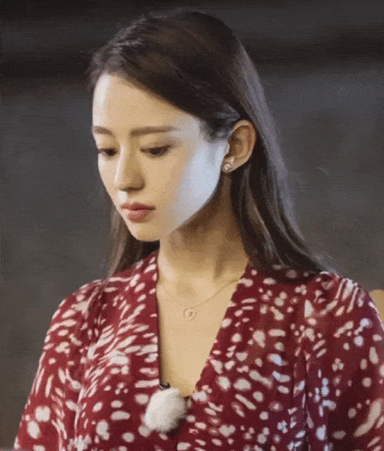 难怪吉娜恨不得带妆睡觉,当她全素颜照流出后,网友:确定一个人?