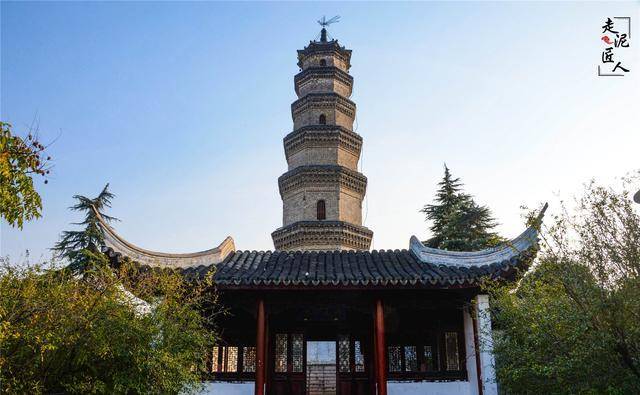文峰塔位于安徽省阜阳市中心干道颍州路文峰公园内,文峰公园因此得名.
