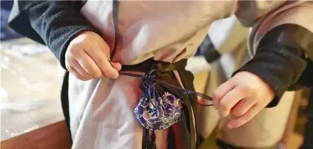 从历史变迁,出土文物,用途三个角度出发,谈谈中国的香囊文化