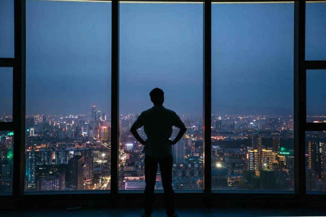 尹明原创他54岁创业 曾让一辆摩托车风靡全国,72岁成首富!如今却拖欠56万贷款