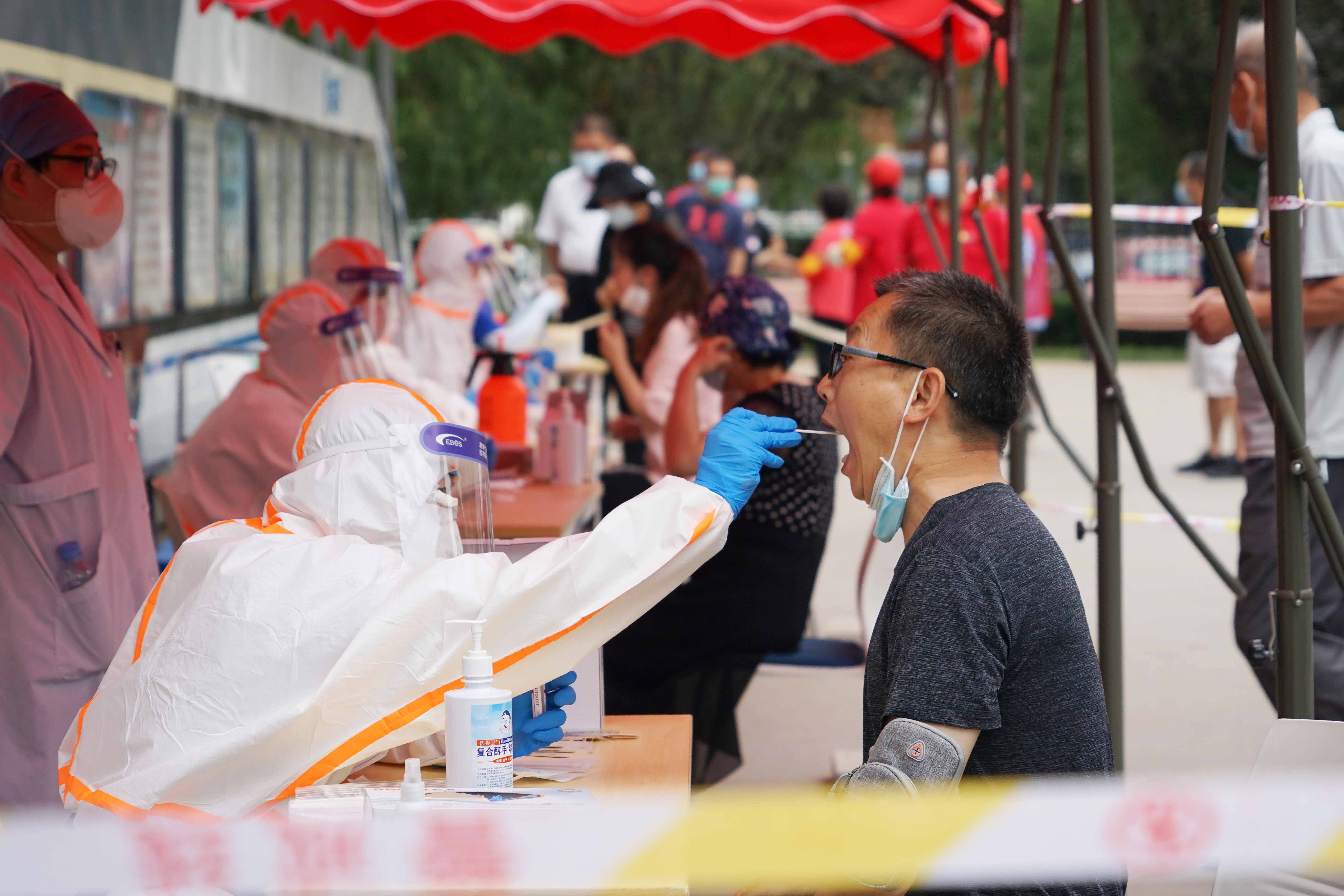 2020年6月17日,北京广外医院的医务工作者为京铁和园社区的居民做核酸