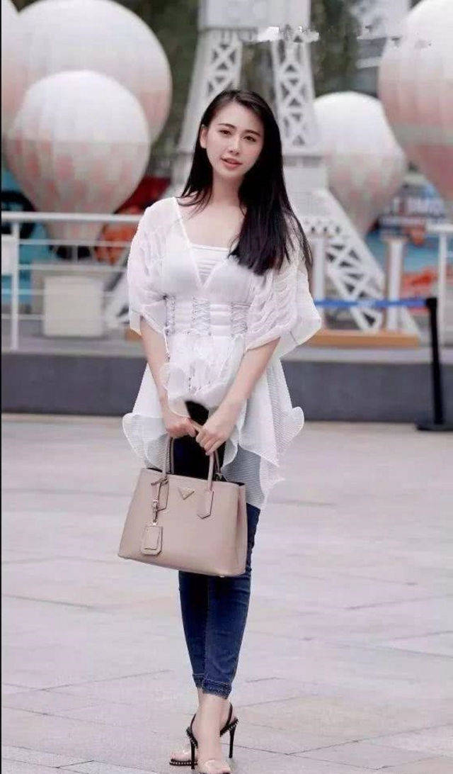 原创街拍,美女穿着一件v领的宽上衣,薄纱的面料真性感