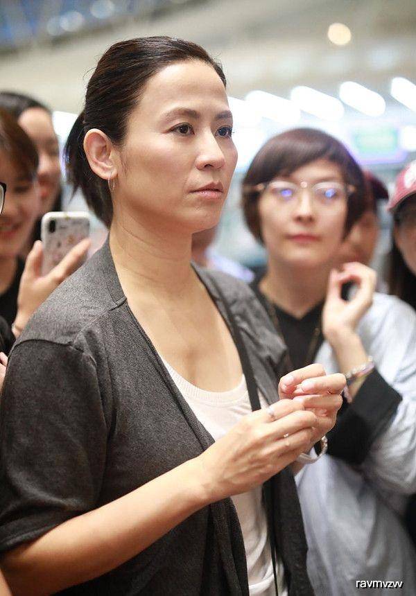 宣萱素颜照是真美,颈纹明显都依旧让人看得舒服,真正的自然美