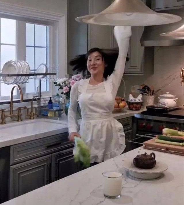 表情原创歌手陈红不服老 学姐姐们跳女团舞,这脸真是一言难尽 !
