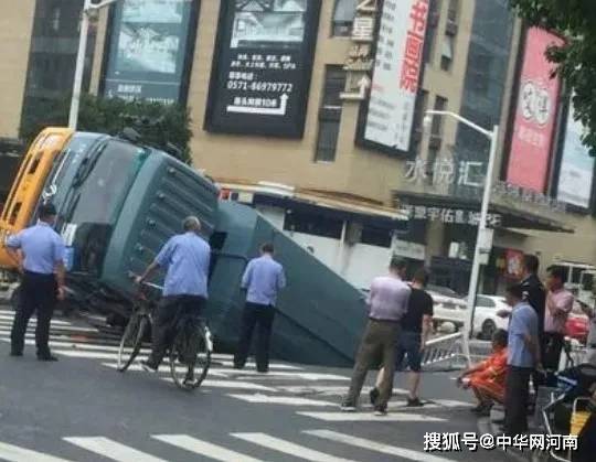 突发!今晨杭州两处路面出现塌陷,垃圾车直接