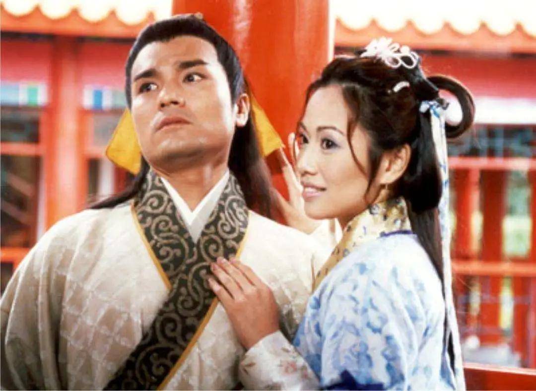 当然,她的古装也很好看,《金玉满堂》,《金装四大才子》也是一代人的
