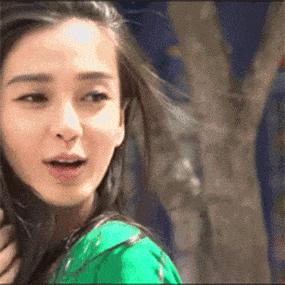 后来参加《奔跑吧兄弟》之后,以一个回眸撩头发的动作现场对着摄影师