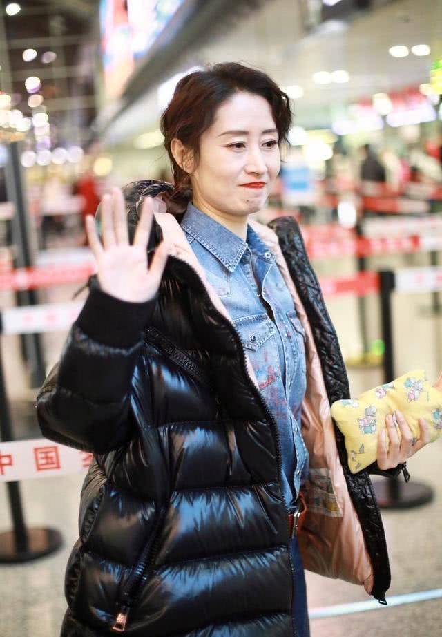 原创刘敏涛现身机场,穿牛仔装显年轻,43岁依旧魅力十足
