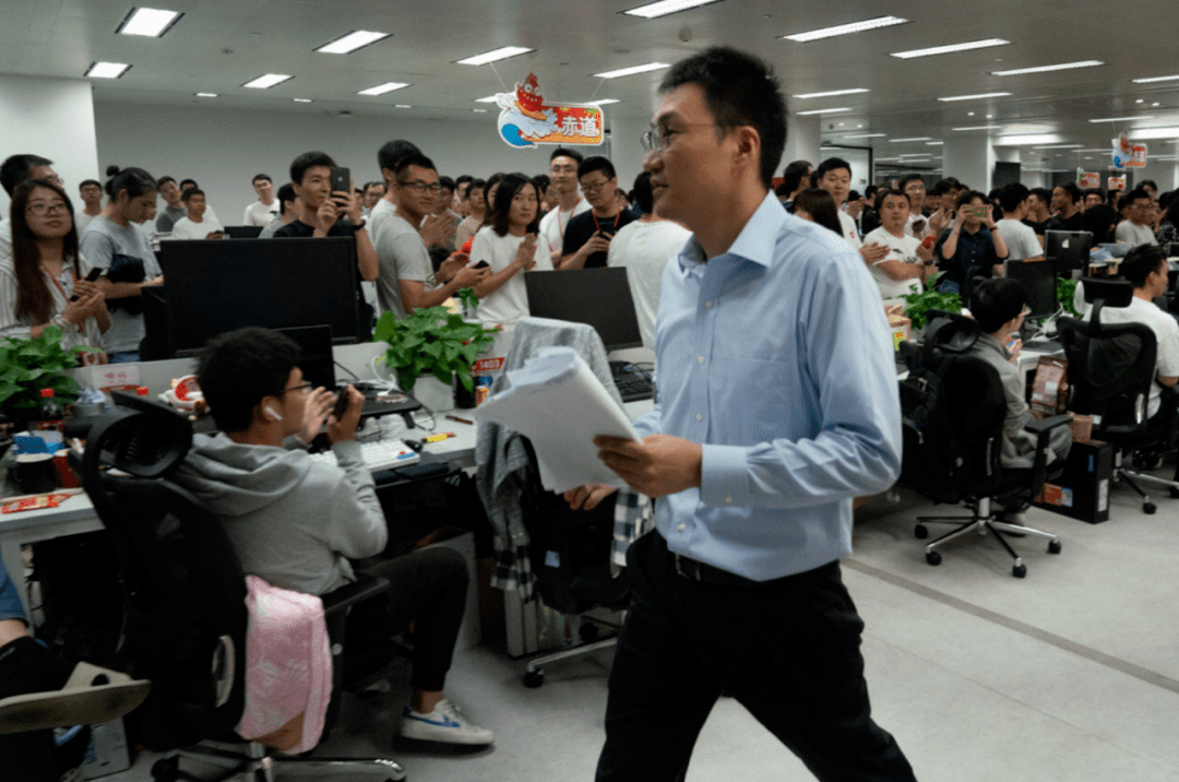 原创黄峥不简单：“捐”掉拼多多10%股份，大概也就值700多亿吧。。