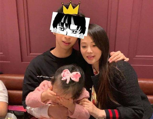 伊能静18岁儿子近照,以前爱穿女装的他,穿回男装后颜值还是蛮高 伊能静18岁儿子近照,以前爱穿女装的他,穿回男装后颜值还是蛮高