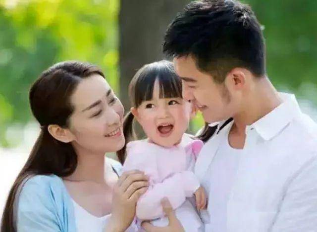 其实，孩子最会“察言观色”，你的微笑是打开他们心门的钥匙
