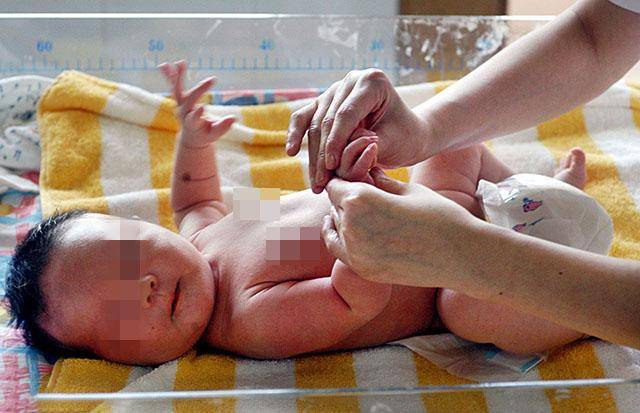 个子|父母别忽视宝宝伸懒腰就是在长个子？不一定！可能是这四种情况