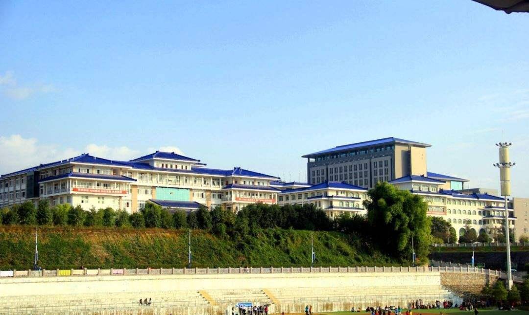 分数只够二本，不妨报考湖北这2所大学，综合实力较强，专业出色！