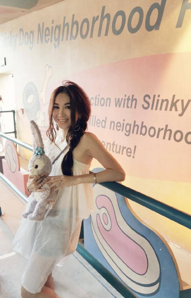 度假|原创温碧霞携丈夫、养子迪士尼度假，穿露肩连衣裙抱玩偶，54岁依然少女