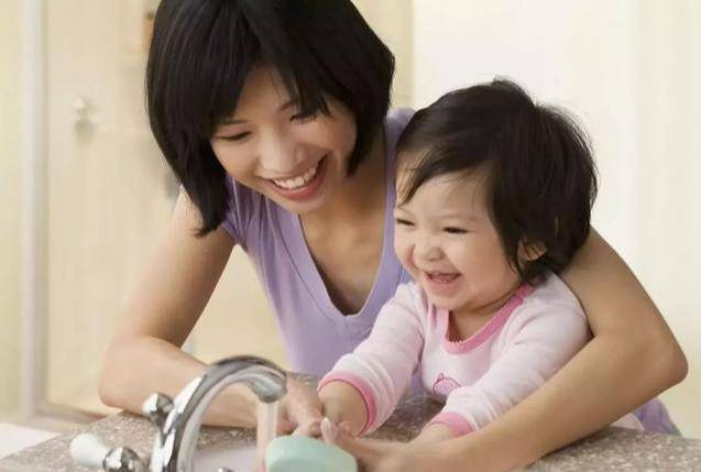 孩子|多半会有四个特殊表现，第一点常被家长忽视肚子里有蛔虫的宝宝