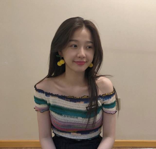 原创虞书欣社交平台晒美照,一身嫩粉色碎花连衣裙,温婉俏皮气质满满