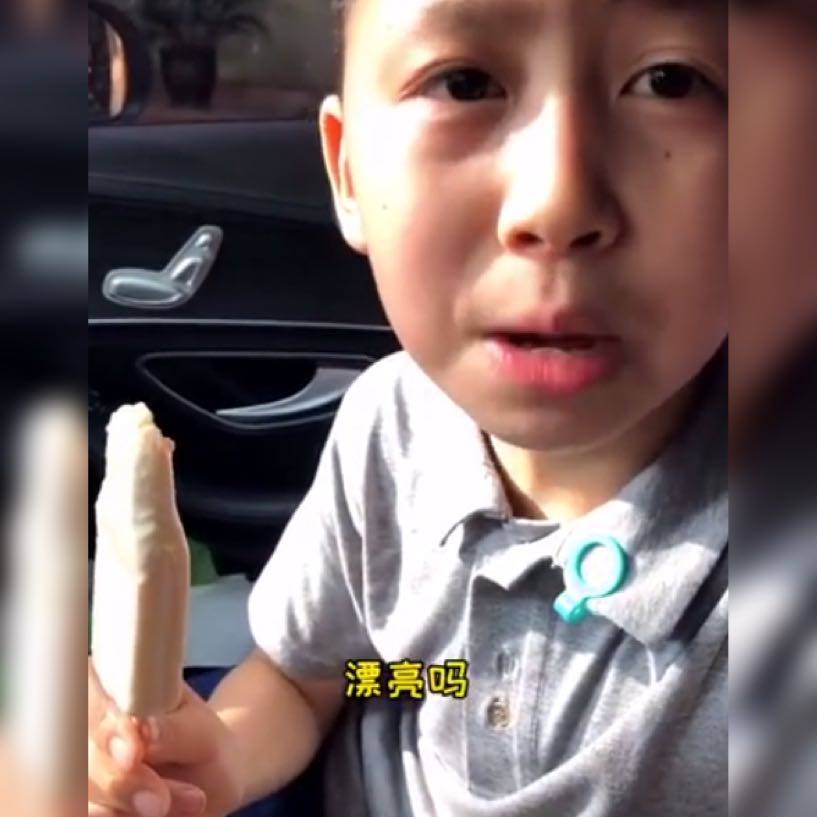 原创钢铁直男！小男孩吐槽妈妈长得不好看，网友：眼神深情，话语残忍