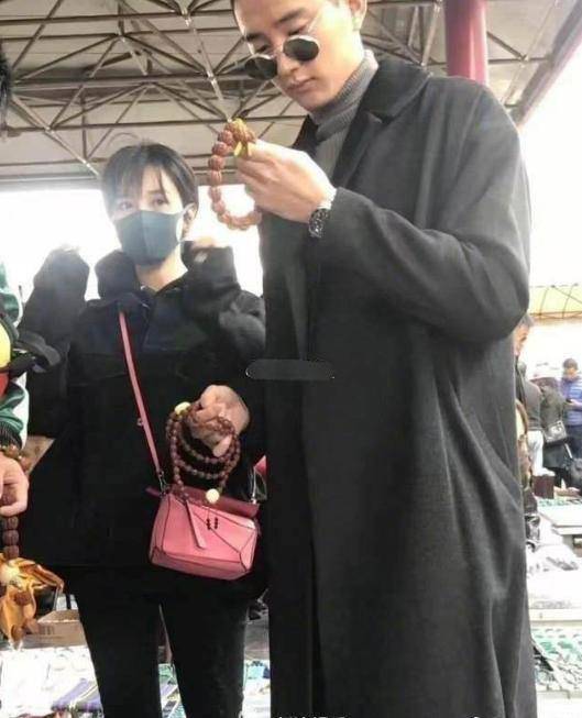 互动|原创陈小纭生日于小彤未现身，删光对方动态互动变少，被指疑似分手