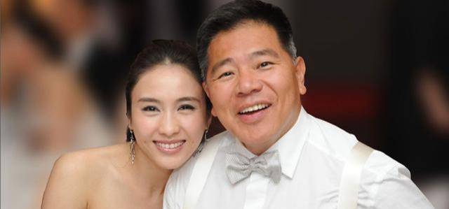 好温馨！黎姿为父母庆祝金婚，三代同堂，老公马廷强罕有现身