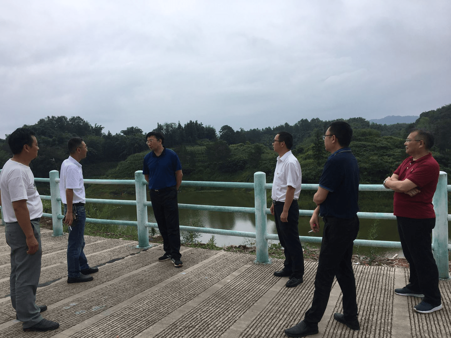 长宁县政协主席周小平一行到花滩镇调研