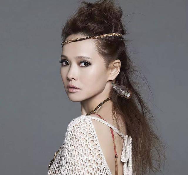 伊能静儿子爱穿女装，与他同框的也都是女生，引发网友热议