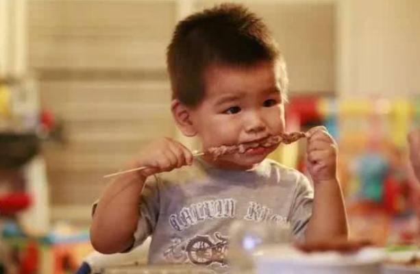 孩子|每天一碗“软饭”喂孩子，伤了脾胃让娃难长个，很多家长都这么喂