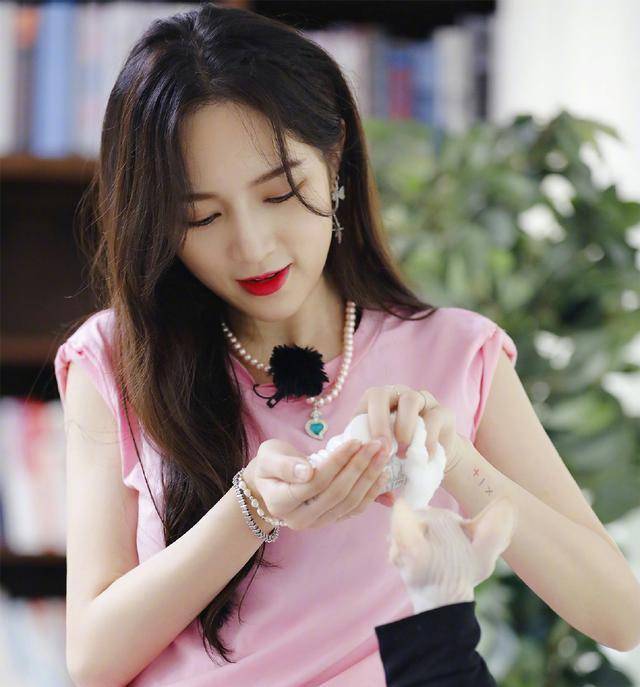 有一种"绝"叫做孟佳的腿!明明身高只有165厘米,腿长却
