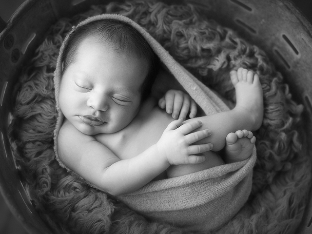 孩子|小宝宝太脆弱陪婴儿玩耍要注意什么?父母不可大意