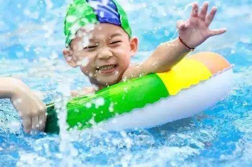 有网友总结了以下几个关键词: 六岁男孩,不会游泳,离岸30米,水深4米