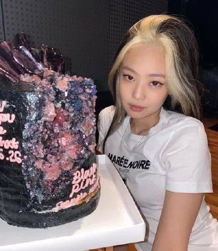 blackpink蛋糕图片,blackpink蛋糕设计图 最近blackpink新歌回归引起大热潮 然而一个蛋糕却引起了韩网热议