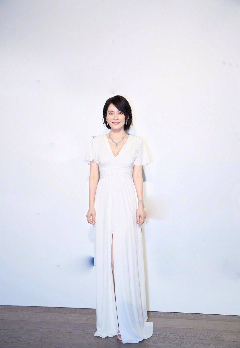 俞飞鸿气质是高级，但也不用穿小白裙装清纯啊，老了就应该优雅！