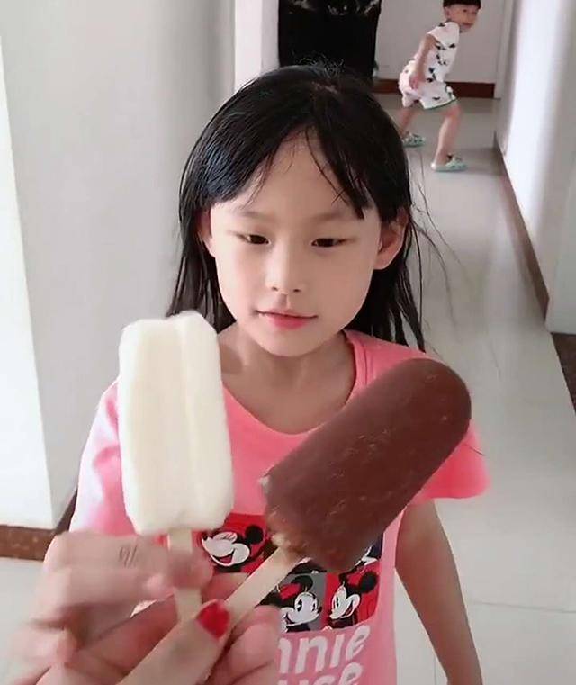妈妈用肥皂充当雪糕“戏弄”孩子，爸爸做法亮了，网友：有本事当面吃