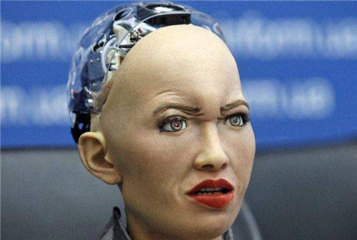 当年扬言"摧毁人类"的机器人索菲亚,现怎样了?她们会失控吗?