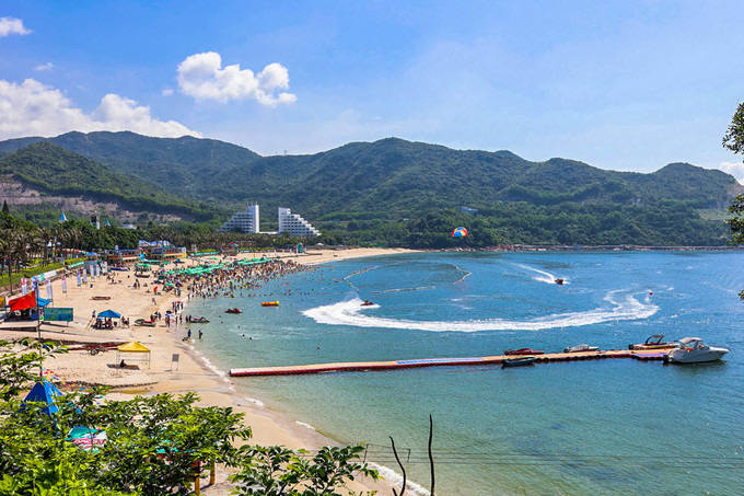 是一个素有 "东方夏威夷"之美誉的著名海滨旅游景区,位于广东省深圳市