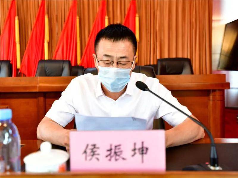 林业局党委副书记,局长侯振坤主持会议,并作了表态发言.