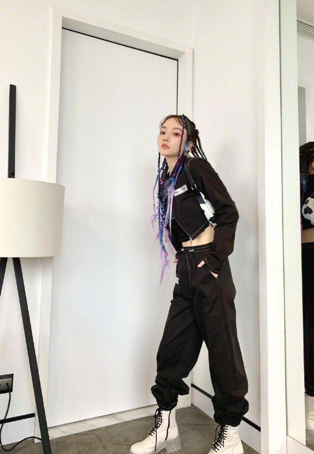 不好好穿衣服系列,36岁李小璐晒脏辫造型,穿衣嘻哈范十足