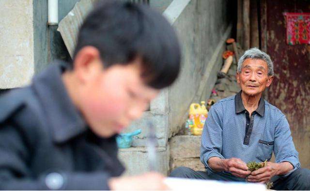 “养儿防老”已不现实，为了将来不拖累儿女，50岁前做好这些准备