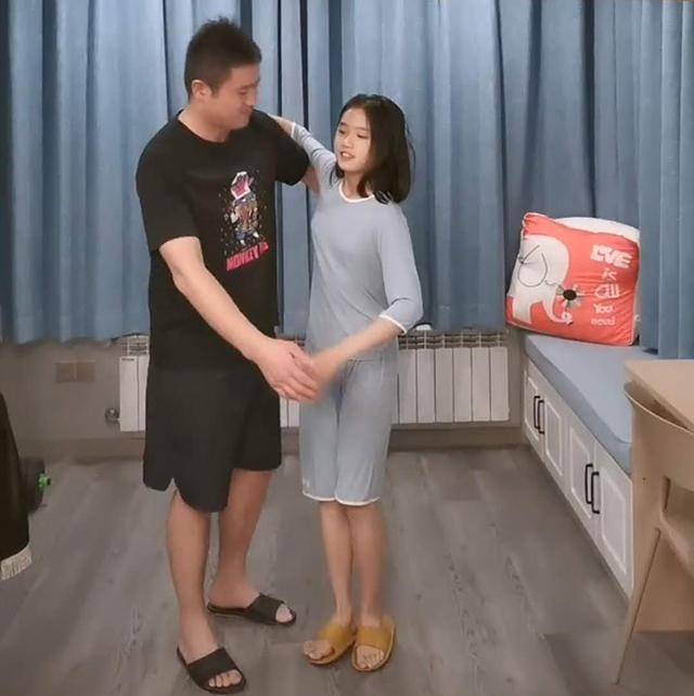 “最显嫩老爸”火了，女儿已亭亭玉立，爸爸与十年前相比丝毫未变